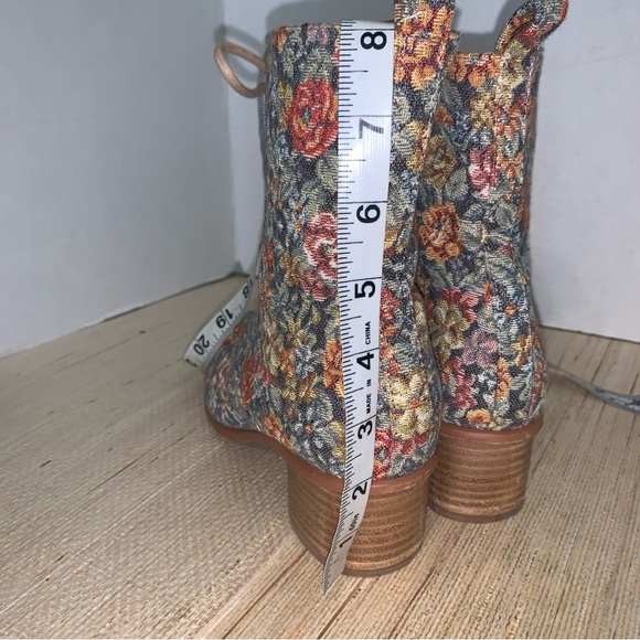 Anthropologie Sadie Lace-Up Boots Size 37, Vintage Victorian Floral US 7 Narrow - Picture 11 of 12